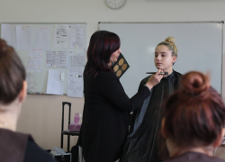 Lezione di Make up - operatore del benessere: estetista