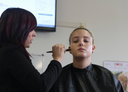 Lezione di Make up - operatore del benessere: estetista
