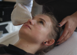 Lezione di Make up - operatore del benessere: estetista