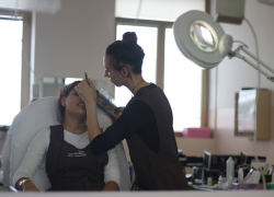 Lezione di Make up - operatore del benessere: estetista